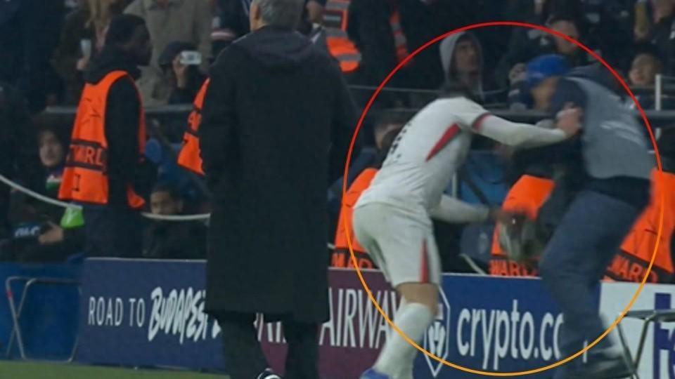 直播观看-欧冠：切尔西客场2-5惨败巴黎，佩德罗·内托推搡球童引发争议